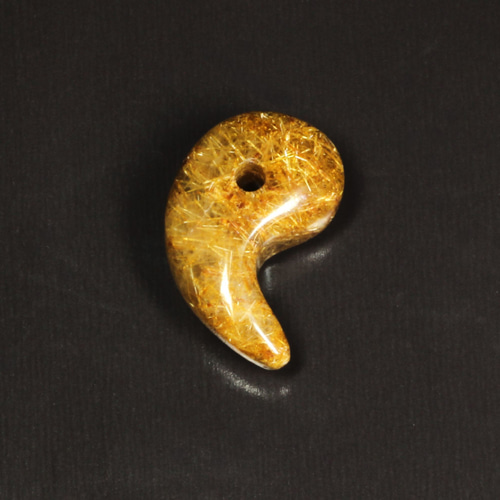 存在感が凄い】一点物 タイガールチルクォーツ 勾玉 Mr133 虎目