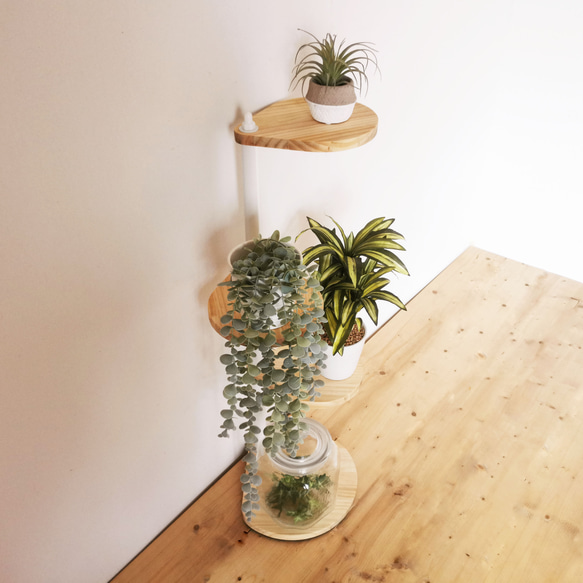 角にも置けるしずくのスタンドシェルフ 3段タイプ【ホワイト N】 / 360度回転 / 隅置き 花 植木 /  完成品 2枚目の画像