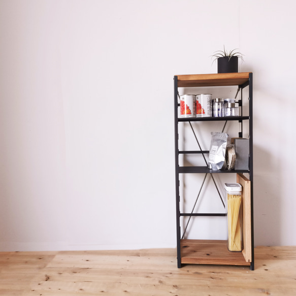 高さ調節の出来る 無垢材とアイアンのシェルフ アイアン棚板 / ライトブラウン / W32×D23×H83cm / 2枚目の画像