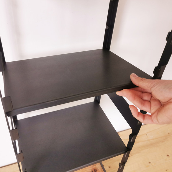 高さ調節の出来る 無垢材とアイアンのシェルフ アイアン棚板 / ライトブラウン / W32×D23×H83cm / 7枚目の画像