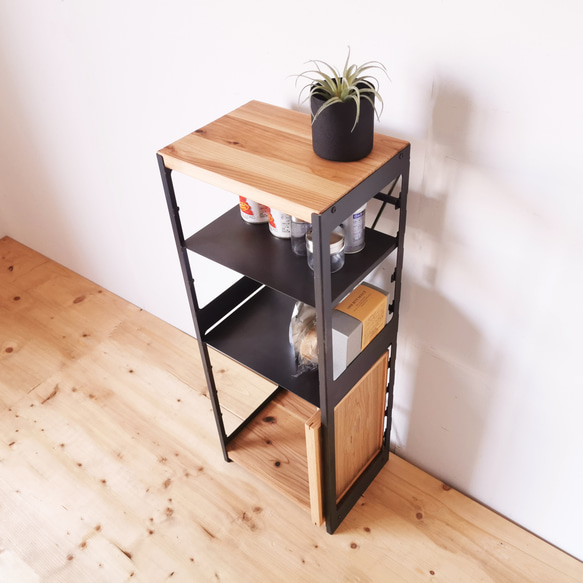 高さ調節の出来る 無垢材とアイアンのシェルフ アイアン棚板 / ライトブラウン / W32×D23×H83cm / 3枚目の画像