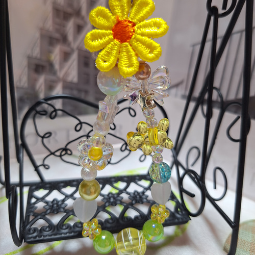 キラキラ花柄ビーズ装飾トップスMサイズ キラキラ✨ビーズストラップ*花飾り*イエロー系 携帯ストラップ めい