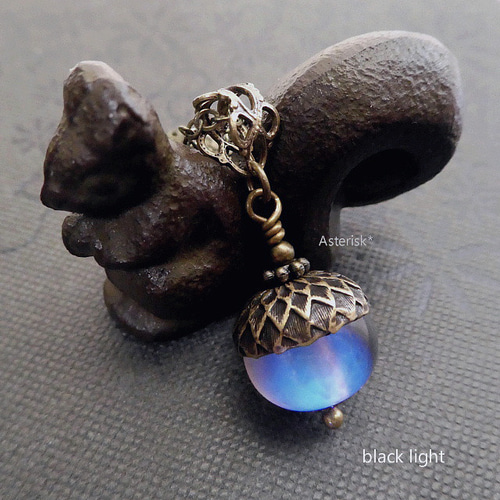 天然琥珀＞ ブルーアンバー どんぐり 12mm 青の琥珀のネックレス