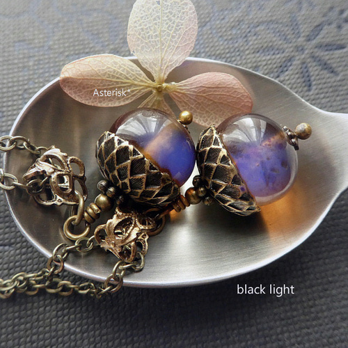 天然琥珀＞ ブルーアンバー どんぐり 12mm 青の琥珀のネックレス