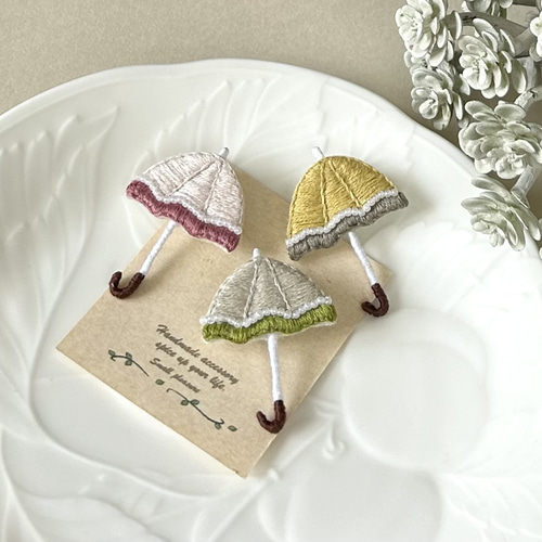 雨の日も楽しく♪傘刺繍ブローチ ブローチ Small pleasure 通販