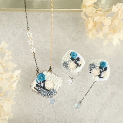 2way 木漏れ日ブローチネックレス/花モチーフ｜ビーズ刺繍｜青い花 