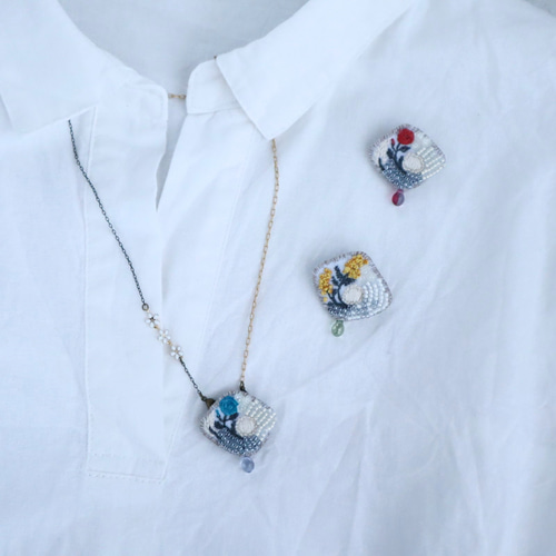 2way 木漏れ日ブローチネックレス/花モチーフ｜ビーズ刺繍｜青い花 