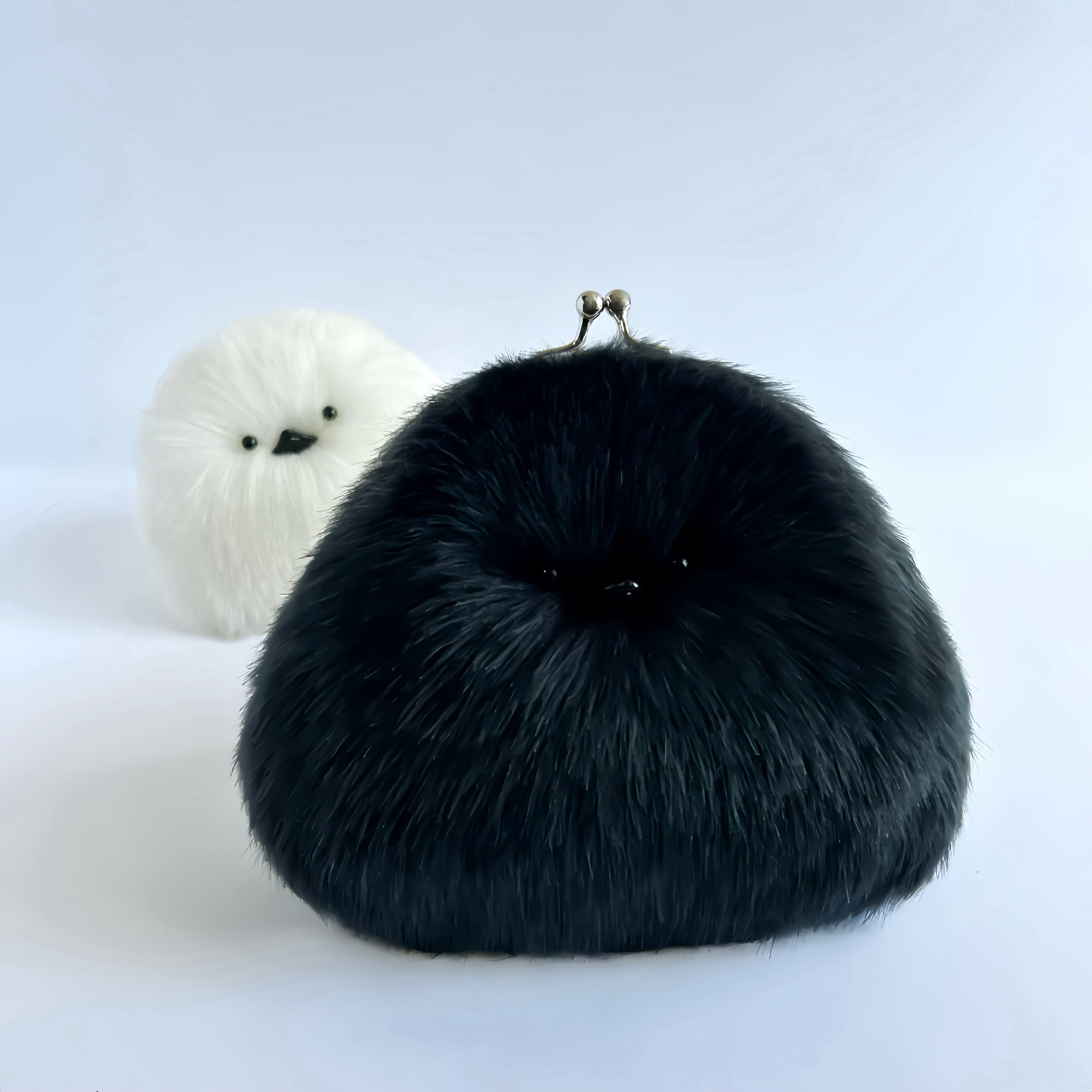 シマエナガ？ 風なのに？ 黒いがま口 ポーチ