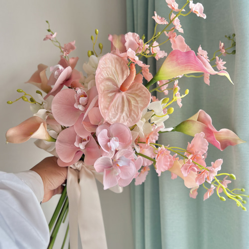 コーラルピンクのウェディングブーケ 胡蝶蘭 カラーリリー