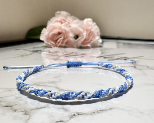 送料無料】手編みミサンガ ブレスレット 二重ねじり結び 白×水色