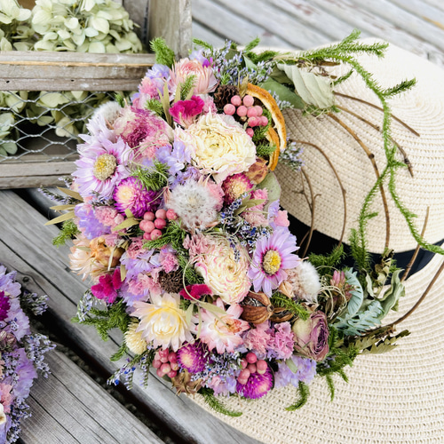 ♡ドライフラワー♡ラナンキュラスと紫陽花の三日月リース♡ハーフリース♡ DRY FLOWER SHOP LADY STAFFのaiです🦋🫧 紫陽花をつかった