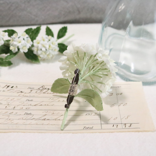 ⭐︎あやっち⭐︎ アンティーク布花 布花 飾って楽しむ白い紫陽花 | iichi 日々の暮らしを心地よく