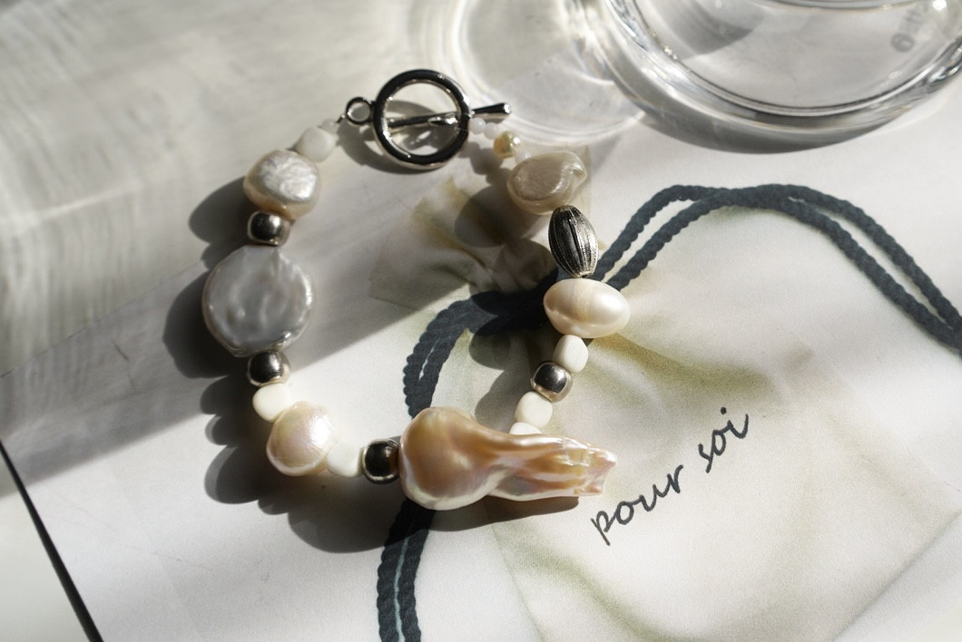 j275 大粒バロックパールと淡水パールのボリュームブレスレット　約17cm