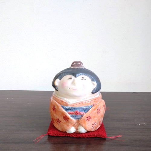13866/縁起物 置物 お多福 お福さん おかめ えくぼ 着物 座布団