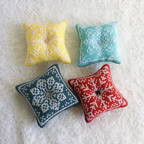 クロスステッチの小さめピンクッション・四色展開 その他雑貨 y.chaco 