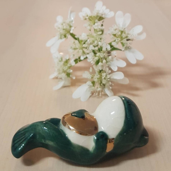 陶器製 デコレーション 置き物   カエルが鳴き始めたよ ギター弾きのカエル 3枚目の画像