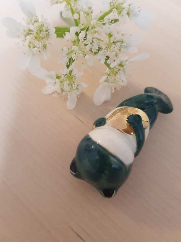 陶器製 デコレーション 置き物   カエルが鳴き始めたよ ギター弾きのカエル 5枚目の画像