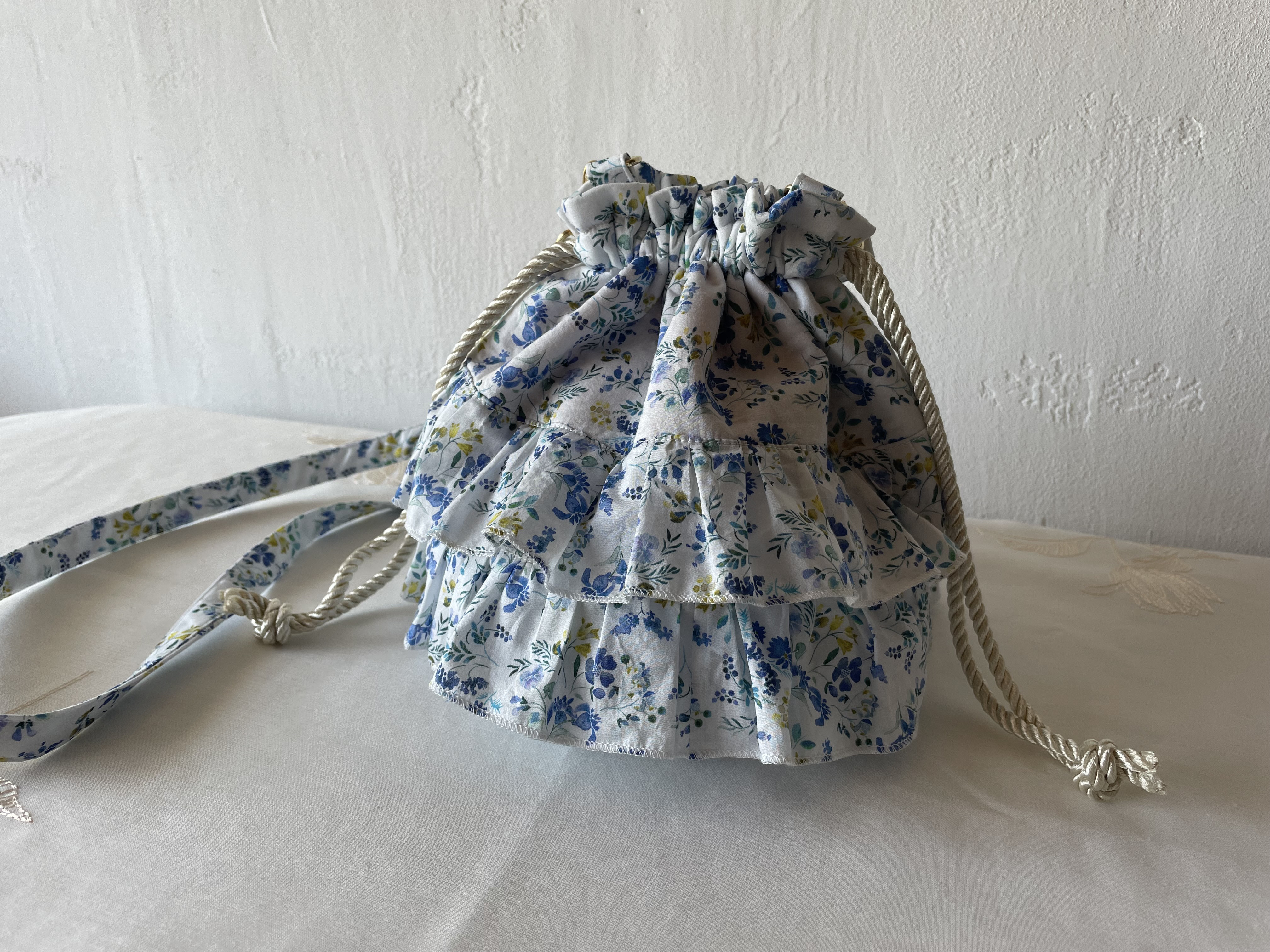 リバティ生地使用　フリル巾着バッグ　爽やかブルー