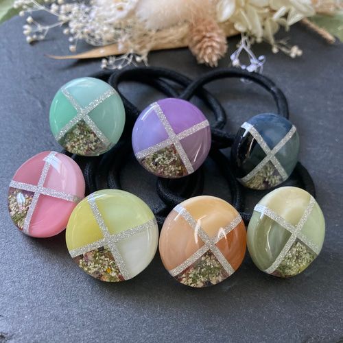 レジン ドライフラワー 蝶々のヘアゴム レジン ドライフラワー 蝶々のヘアゴム お花と蝶々のレジンヘアゴム