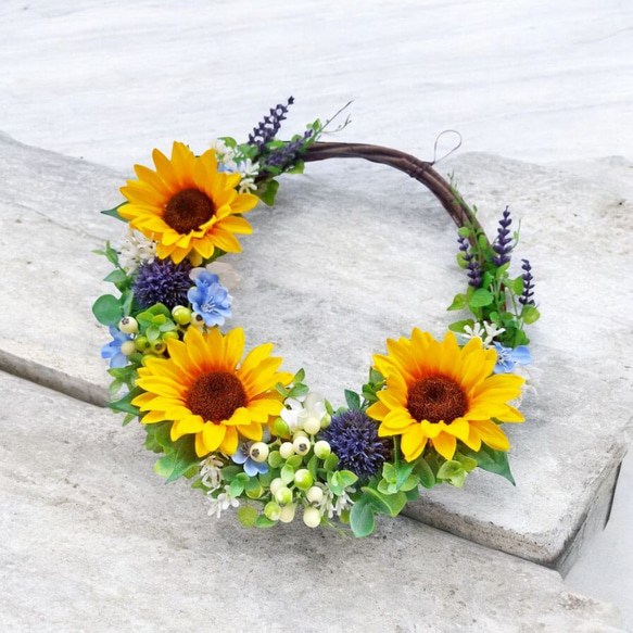 ひまわりとブルーのお花のナチュラルグリーンリース/アーティ