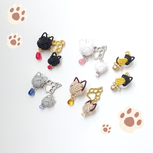 水引 黒猫と肉球チャーム アシンメトリーのピアス イヤリング 和風 和
