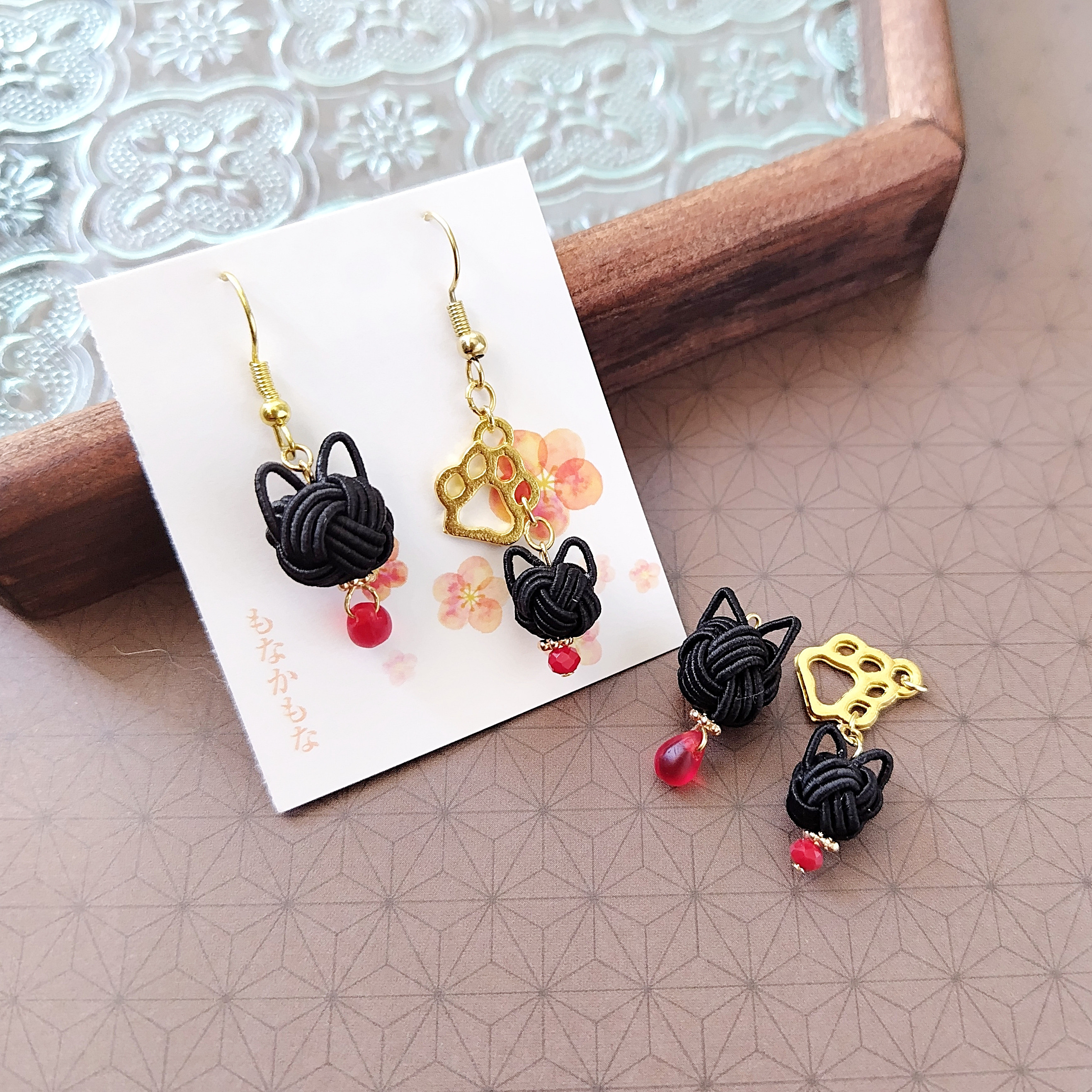 ね*ぽ様 【一点物】水引 黒猫と苺のピアス/イヤリング