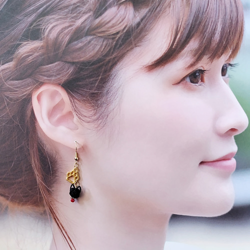 水引 黒猫と肉球チャーム アシンメトリーのピアス イヤリング 和風 和