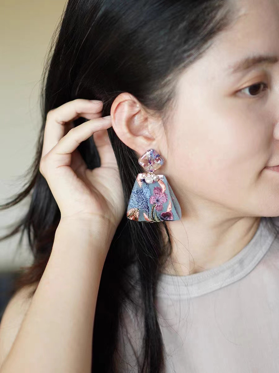 ハンドメイド 花 いアジサ イヤリング ピアス スタッド シルバー925 真珠 刺繍生地 樹脂 誕生日記念日 プレゼント