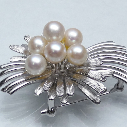 大ぶり艶々アコヤ本真珠たっぷりブローチ、帯留め SILVER製 大ぶり艶々