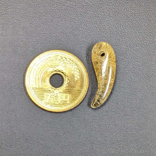 勾玉（ルチルクォーツ） スマートな形がお洒落】一点物 ゴールドルチルクォーツ 勾玉