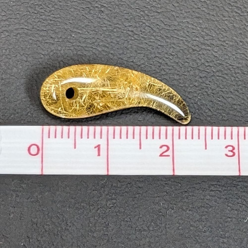 スマートな形がお洒落】一点物 ゴールドルチルクォーツ 勾玉