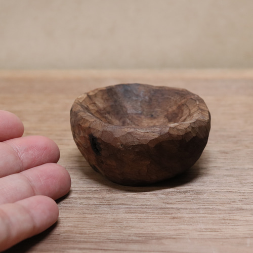 木の器 小さな器 小皿 木製 木彫り（木材：ウォルナット）（No.K0001