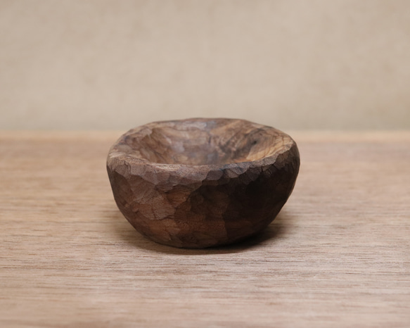 木の器 小さな器 小皿 木製 木彫り（木材：ウォルナット）（No.K0001