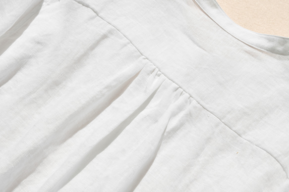 這款清爽的亞麻襯衫觸感自然，採用七分袖設計，100%亞麻布料，白色。 （貨號：240516-1） 第11張的照片
