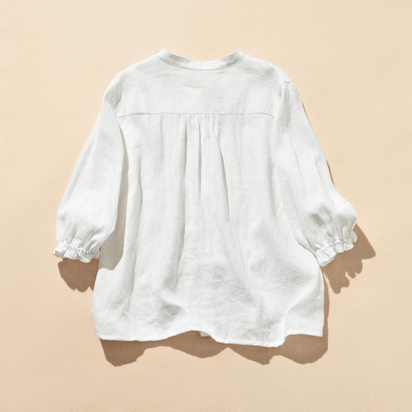 這款清爽的亞麻襯衫觸感自然，採用七分袖設計，100%亞麻布料，白色。 （貨號：240516-1） 第9張的照片