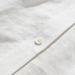 這款清爽的亞麻襯衫觸感自然，採用七分袖設計，100%亞麻布料，白色。 （貨號：240516-1） 第6張的照片