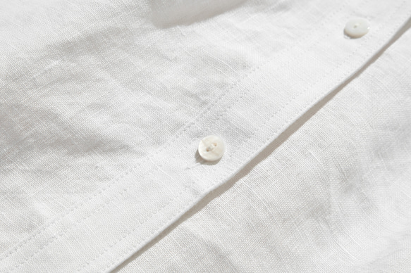 這款清爽的亞麻襯衫觸感自然，採用七分袖設計，100%亞麻布料，白色。 （貨號：240516-1） 第6張的照片