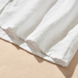 這款清爽的亞麻襯衫觸感自然，採用七分袖設計，100%亞麻布料，白色。 （貨號：240516-1） 第5張的照片