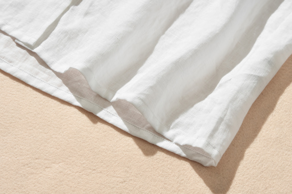 這款清爽的亞麻襯衫觸感自然，採用七分袖設計，100%亞麻布料，白色。 （貨號：240516-1） 第5張的照片