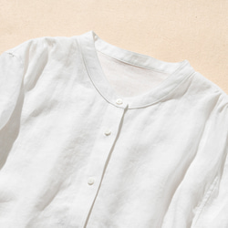 這款清爽的亞麻襯衫觸感自然，採用七分袖設計，100%亞麻布料，白色。 （貨號：240516-1） 第2張的照片