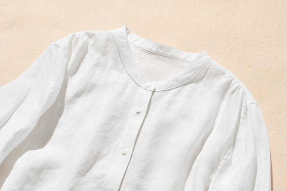 這款清爽的亞麻襯衫觸感自然，採用七分袖設計，100%亞麻布料，白色。 （貨號：240516-1） 第2張的照片