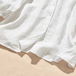 這款清爽的亞麻襯衫觸感自然，採用七分袖設計，100%亞麻布料，白色。 （貨號：240516-1） 第4張的照片