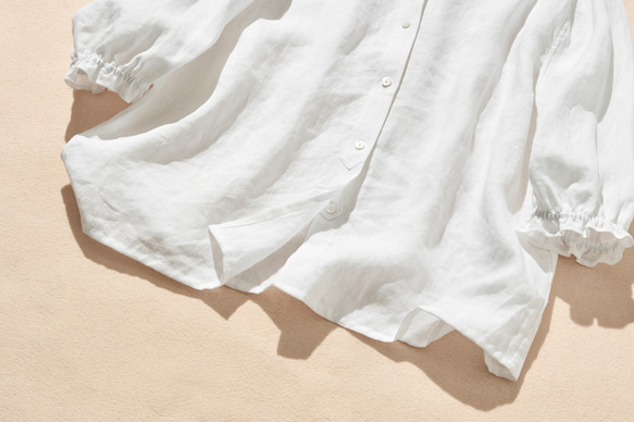 這款清爽的亞麻襯衫觸感自然，採用七分袖設計，100%亞麻布料，白色。 （貨號：240516-1） 第4張的照片