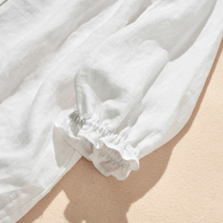 這款清爽的亞麻襯衫觸感自然，採用七分袖設計，100%亞麻布料，白色。 （貨號：240516-1） 第8張的照片