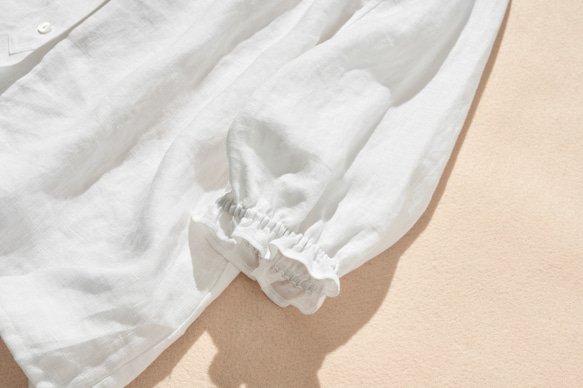 這款清爽的亞麻襯衫觸感自然，採用七分袖設計，100%亞麻布料，白色。 （貨號：240516-1） 第8張的照片