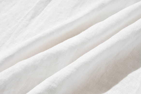 這款清爽的亞麻襯衫觸感自然，採用七分袖設計，100%亞麻布料，白色。 （貨號：240516-1） 第12張的照片