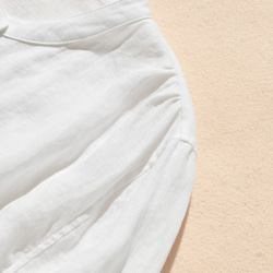 這款清爽的亞麻襯衫觸感自然，採用七分袖設計，100%亞麻布料，白色。 （貨號：240516-1） 第3張的照片