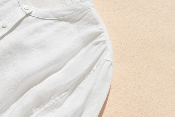 這款清爽的亞麻襯衫觸感自然，採用七分袖設計，100%亞麻布料，白色。 （貨號：240516-1） 第3張的照片