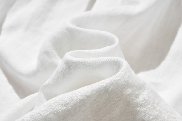 這款清爽的亞麻襯衫觸感自然，採用七分袖設計，100%亞麻布料，白色。 （貨號：240516-1） 第13張的照片