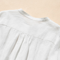 這款清爽的亞麻襯衫觸感自然，採用七分袖設計，100%亞麻布料，白色。 （貨號：240516-1） 第10張的照片